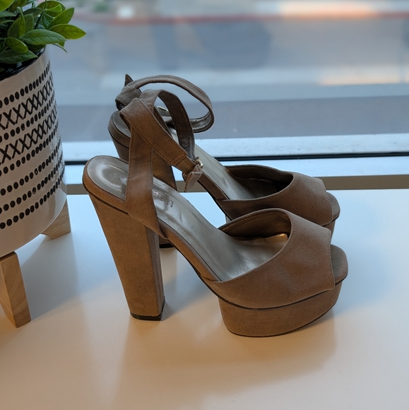 F21 Platform Heels - Picture 4 of 8